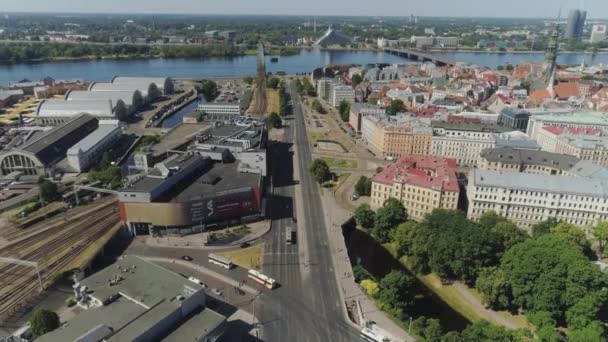 Daugava fluss in riga stadt historisches europa stadt wohnhäuser und gebäude mit straßen und autos verkehr drohnenflug — Stockvideo