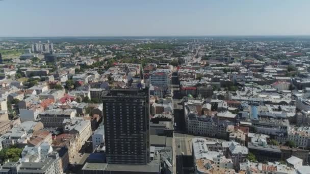 Riga város skyscaper közelében a régi város és élő házak és egyéb épület, az utak és autók forgalom Drone járat — Stock videók