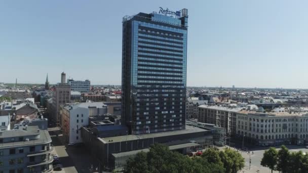 Ciudad de Riga rascacielos cerca del casco antiguo y casas vivas y otros edificios con carreteras y coches de tráfico vuelo Drone — Vídeos de Stock