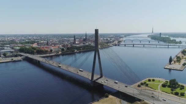 Riga city kabel-stannade över bron Dugava floden och staden Drone sommaren flyg yacht ferry nära Library — Stockvideo