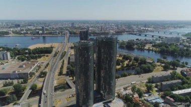 Slowmotion Riga Şehir köprüleri ve towers evleri binalar yaşayan uçuş eski kasaba air uçuş daugava Nehri ve Kütüphane arabalı robot