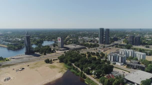 Slowmotion Riga City Ponti e torri case viventi edifici drone Volo Volo aereo della città vecchia con auto vicino al fiume daugava e Biblioteca — Video Stock