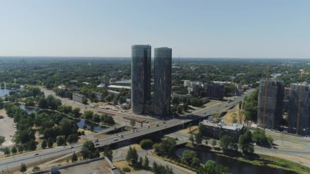 Slowmotion Riga város hidak, tornyok él házak épületek drone repülés régi város légi járat autók közelében daugava folyó és a könyvtár — Stock videók