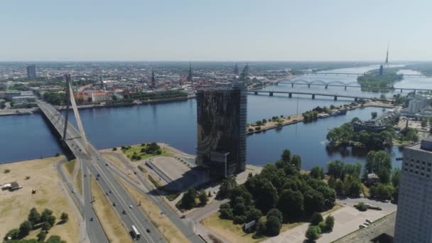Slowmotion Riga City Pontes e torres casas de estar edifícios drone voo Cidade velha voo aéreo com carros perto do rio daugava e Biblioteca — Vídeo de Stock