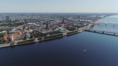 Bina ve araçların daugava Nehri ve Kütüphane ile uçuş eski kasaba hava uçuş Slowmotion Riga Şehir köprüleri robot