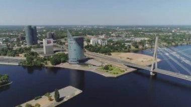 Old Riga City yeni kütüphane Slowmotion araçların trafik hava uçuş daugava Nehri üzerinde Köprüsü yakınlarında uçuş robot