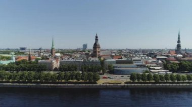 Bina ve araçların daugava Nehri ve Kütüphane ile uçuş eski kasaba hava uçuş Slowmotion Riga Şehir köprüleri robot