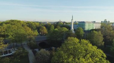 Milda anıt Drone uçuş yakınındaki tarihi aşağı kent Riga Şehir Günbatımı