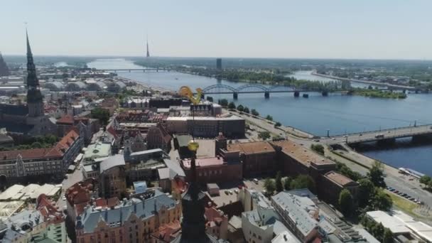 Riga város naplemente a Dóm templomban drone repülés — Stock videók