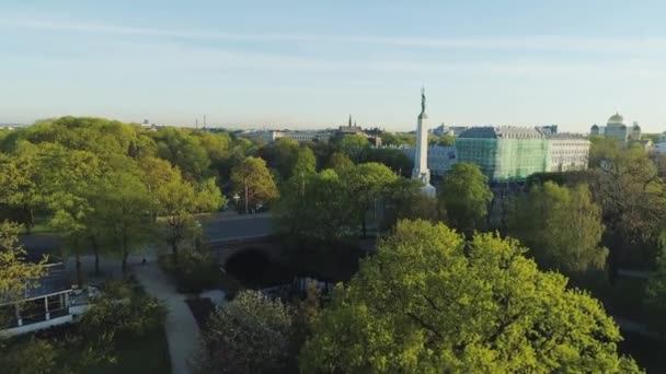 Coucher de soleil dans la vieille ville de Riga près du monument Milda Vol de drone — Video