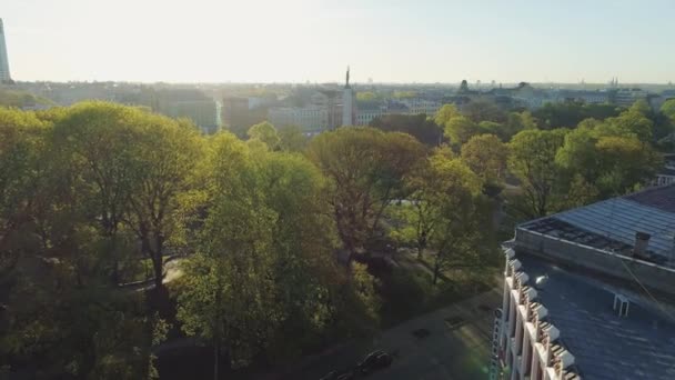 Riga city zachód słońca w starego miasta w dół w pobliżu pomnik Milda lotu drona — Wideo stockowe