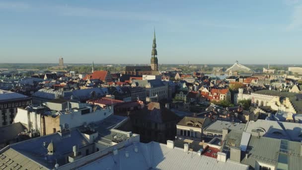 Petera Baznica Ciudad de Riga Edificios de la iglesia Ciudad Vieja Vuelo con drones — Vídeo de stock