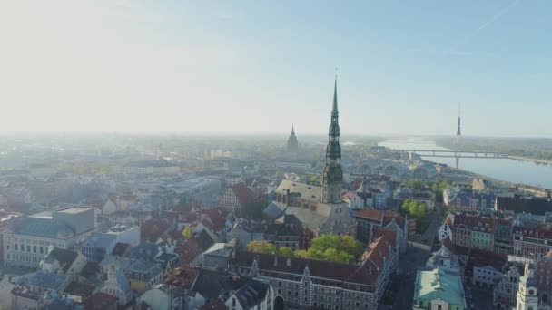 Riga city sunset kyrkan peterEn Baznica byggnader gamla ner staden Drone flyg — Stockvideo