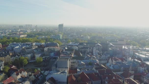 Riga ville coucher de soleil Eglise et bâtiments habitables maisons dans la vieille ville Vol de drone — Video