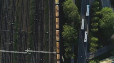 Otomobil trafik hava uçuş yukarıdaki Köprüsü yakınlarında uçuş tren Köprüsü ve raylı yollar Riga Şehir Slowmotion tren ile robot