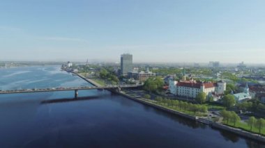 Bina ve araçların daugava Nehri ve Kütüphane ile uçuş eski kasaba hava uçuş Slowmotion Riga Şehir köprüleri robot