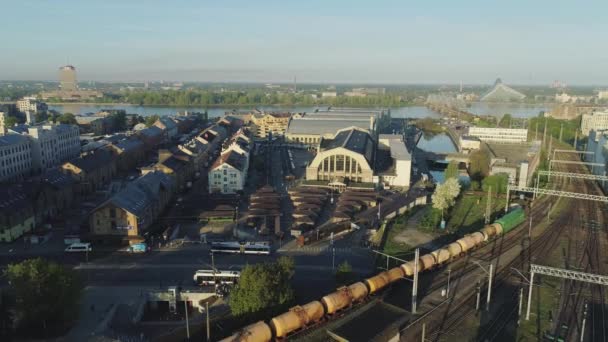 Nyári Riga Város Központ Forgalom Slowmotion Drone Repülés Vasúti Utak — Stock videók