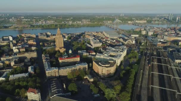 Залізничного мосту та залізничних доріг з поїзда в Ризі місто Slowmotion drone польоту біля моста з автомобілів руху повітря польоту вище — стокове відео