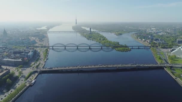 Torre de TV en cámara lenta Ciudad de Riga Puentes drone Vuelo Vuelo aéreo del casco antiguo con edificios y coches cerca del río daugava y la Biblioteca — Vídeos de Stock