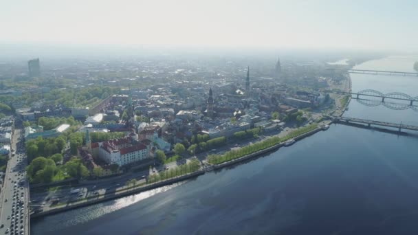 Slowmotion Riga doen town Città Ponti drone Volo Volo aereo della città vecchia con edifici e auto vicino al fiume daugava e Biblioteca — Video Stock