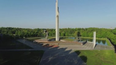 Riga Şehir Zafer Anıtı eski townwith yollar ve araçların trafik Drone uçuş yakınındaki