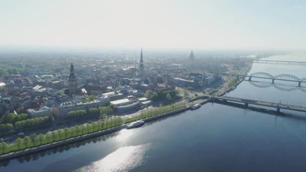 Old Riga-stad Slowmotion drone vlucht oude air-vlucht van de stad met gebouwen en auto's in de buurt van rivier daugava en bibliotheek — Stockvideo