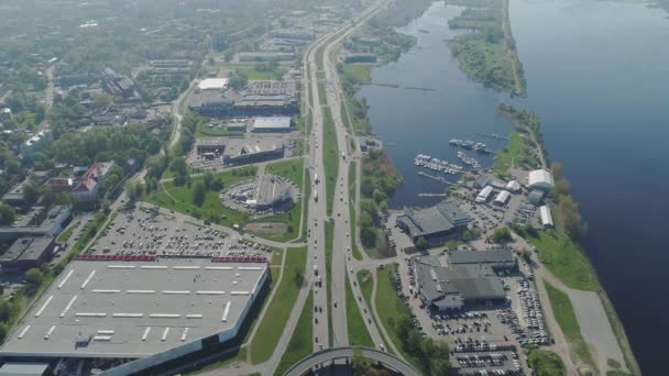 Highway Road Bridge viaduc dans la ville de Riga et bâtiment avec routes et voitures circulation Drone vol près de l'eau — Video