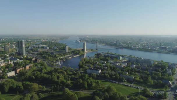 Stará Riga historické Evropa město slunce a navazujícím letem Drone provoz silnice a auta — Stock video