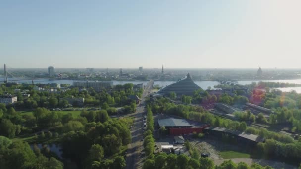 Antigua ciudad de Riga y Biblioteca histórica de Europa ciudad puesta del sol y la construcción con carreteras y coches de tráfico vuelo Drone — Vídeos de Stock