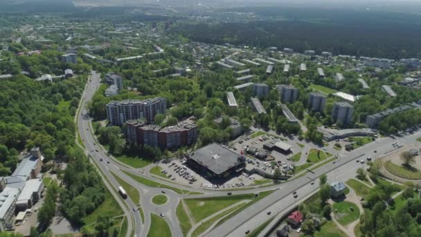 Ciudad de Riga casas y edificios con tráfico de carreteras y coches Vuelo Drone — Vídeo de stock