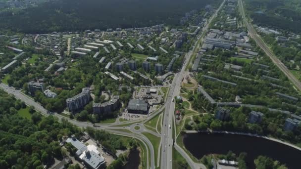 Riga ville maisons de vie et de construction avec des routes et des voitures circulation Drone vol — Video