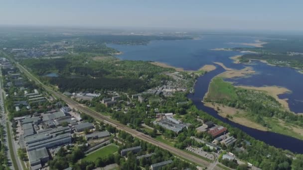 Riga ville maisons de vie panorama et bâtiment avec des routes et des voitures circulation Drone vol — Video