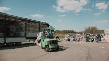 Fabrika ile kağıt ve şişe geri dönüşüm, vintage yükleyici iş