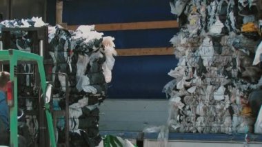 Fabrika ile kağıt ve şişe geri dönüşüm, vintage yükleyici iş