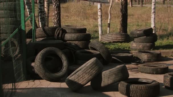 Rodas de borracha velhas para reciclagem de fábrica de lixo — Vídeo de Stock