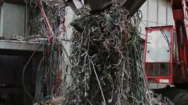 Çöp kağıt ve geri dönüşüm plastik şişe Ekskavatör kaldırır