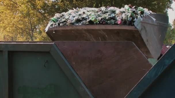 Escavadeira remove papel de lixo e garrafas de plástico para reciclagem — Vídeo de Stock