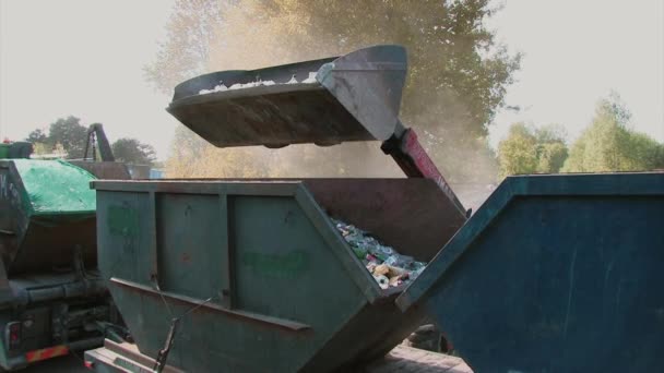 Grävmaskin avlägsnar skräp papper och plastflaskor för återvinning — Stockvideo
