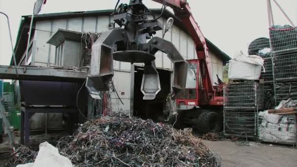 Excavatrice enlève le papier poubelle et les bouteilles en plastique pour le recyclage — Video