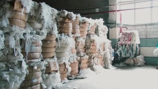 Película de polietileno ybotellas de plástico usadas basura basura para reciclar — Vídeo de stock