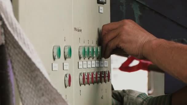 Arbetstagaren pressar de röda och gröna knapparna på fabriken — Stockvideo
