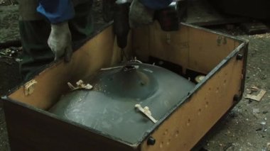 Eski bir Tv görüntülemek ve çöp çöp dökümü, geri dönüşüm için izler