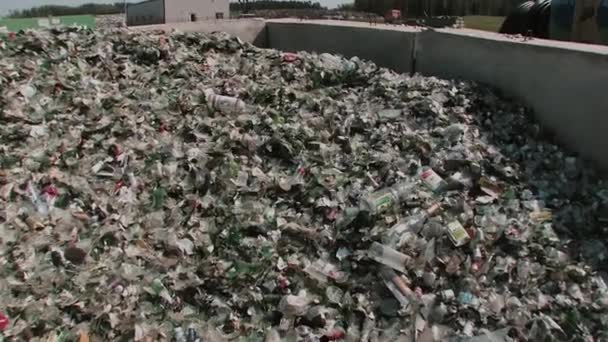 Skleněné láhve a příčky odpadky Koš pro recyklaci na skládce — Stock video