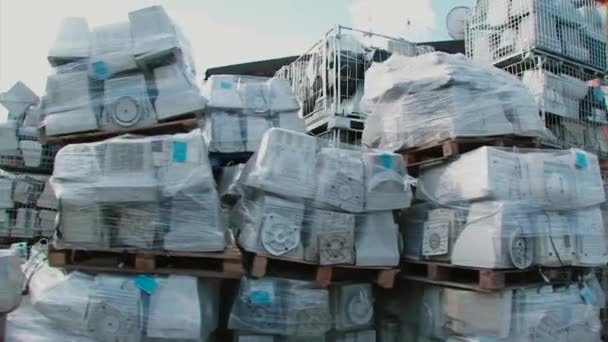 Altes Fernsehgerät und überwacht Müll zum Recyceln auf der Deponie — Stockvideo