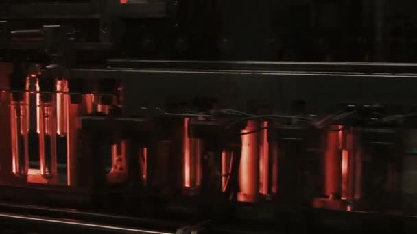 Produção de garrafas de vidro para suco ou cerveja na fábrica — Vídeo de Stock