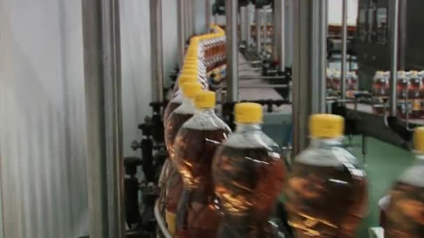 Producción de botellas de plástico con jugo en el transportador de fábrica — Vídeo de stock