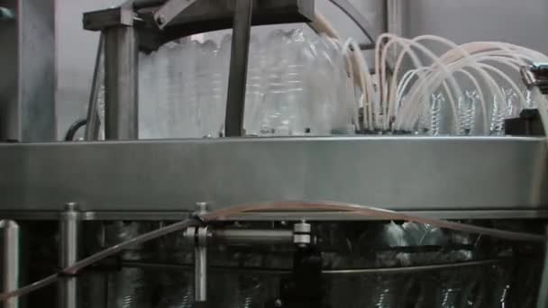 Produzione di bottiglie di plastica per succhi o birra in fabbrica — Video Stock