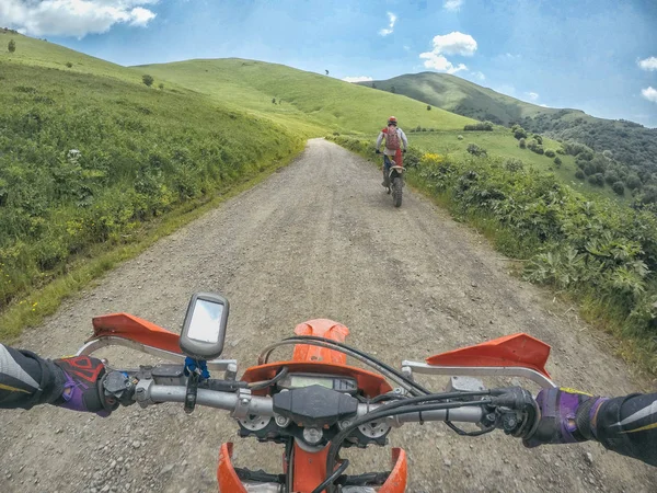 Snelheid tocht in de bergen met de vuilfiets Enduro in de Kaukasus Georgië — Stockfoto