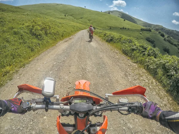 Voyage de vitesse à vélo dans les montagnes avec le dirt bike Enduro dans le Caucase Géorgie — Photo