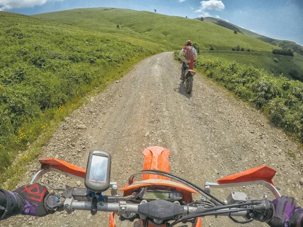 Snelheid tocht in de bergen met de vuilfiets Enduro in de Kaukasus Georgië — Stockfoto